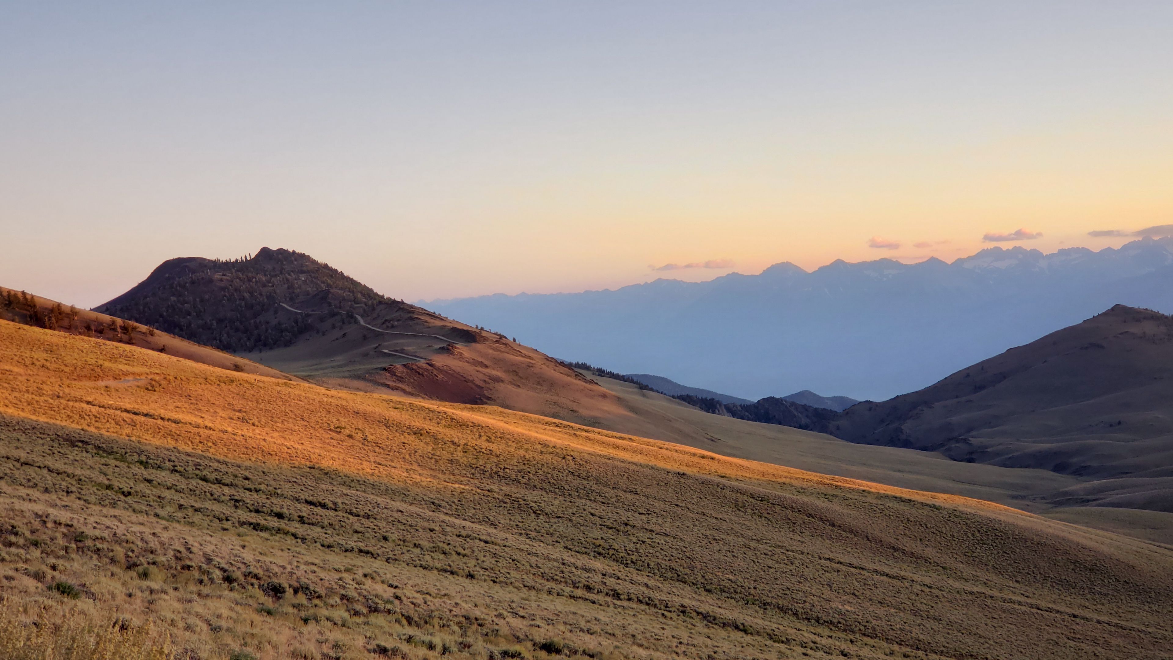 Molehill mountain. Горы холмы. Нуратинские горы. Hewitt Hills гора. Алтынтаг горы обои.