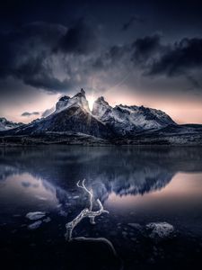 Preview wallpaper mountain, lake, sunlight, reflection