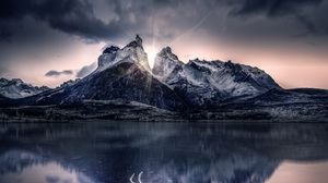 Preview wallpaper mountain, lake, sunlight, reflection