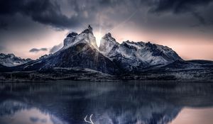 Preview wallpaper mountain, lake, sunlight, reflection