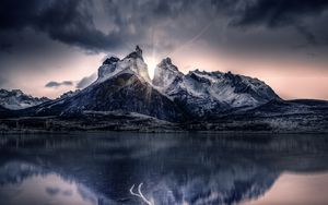 Preview wallpaper mountain, lake, sunlight, reflection