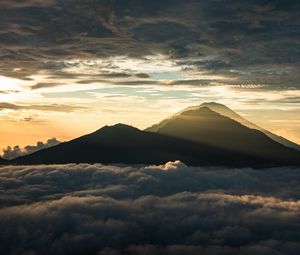 Preview wallpaper mountain, peak, clouds, dusk, light