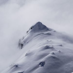Preview wallpaper mountain, peak, fog, snow, snowy
