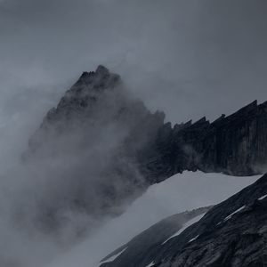 Preview wallpaper mountain, peak, fog, cloud, snow