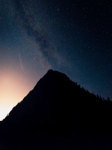 Preview wallpaper mountain, peak, silhouette, starfall, stars, night