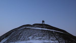 Preview wallpaper mountain, peak, silhouettes, couple, dark