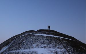 Preview wallpaper mountain, peak, silhouettes, couple, dark