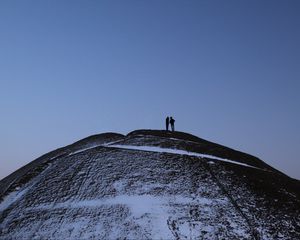 Preview wallpaper mountain, peak, silhouettes, couple, dark