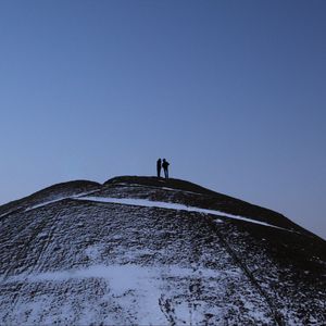 Preview wallpaper mountain, peak, silhouettes, couple, dark