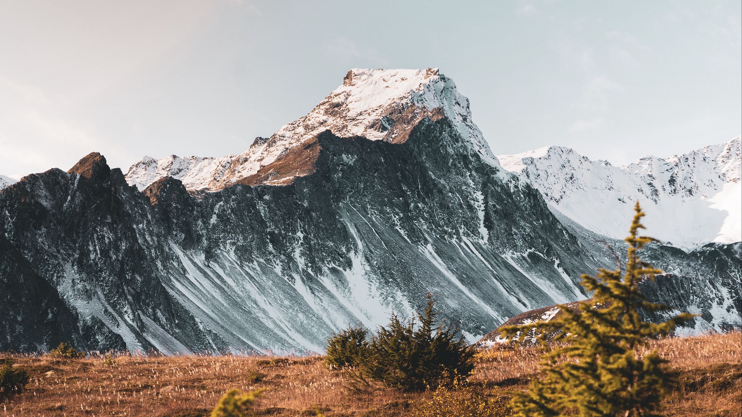 Open mountain. Вершина Фицрой, Патагония, Аргентина. Каларский хребет. Гребень горы. Горы с вершины хребта.