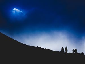 Preview wallpaper mountain, silhouette, night, tourists, mountaineers