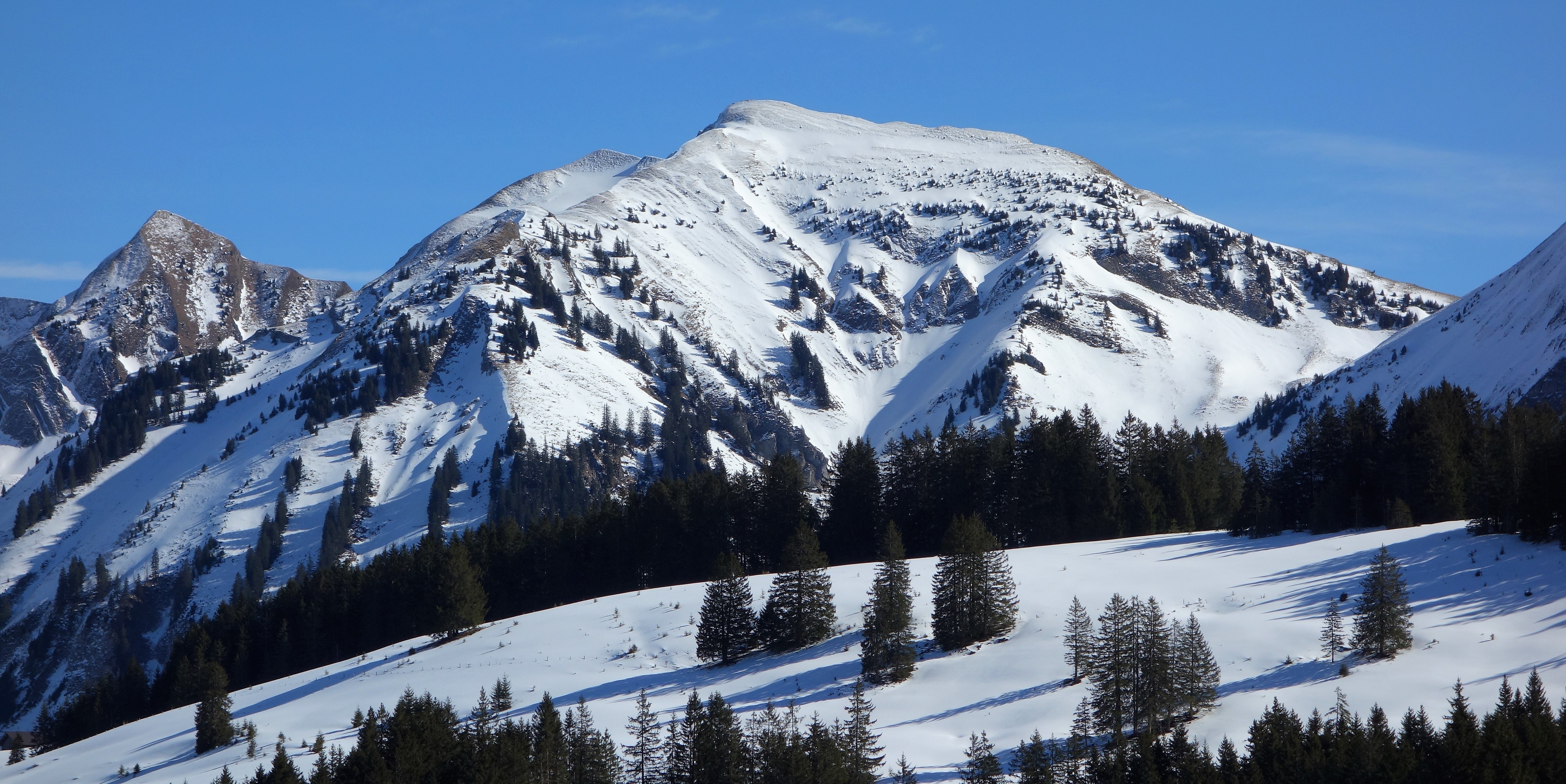 Snow capped mountains. На склоне горы. Снежные горы хребет. Горный склон снег. Высокие горы со снегом.