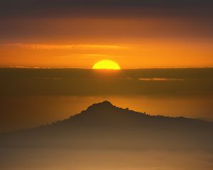 Preview wallpaper mountain, sun, clouds, dark, evening