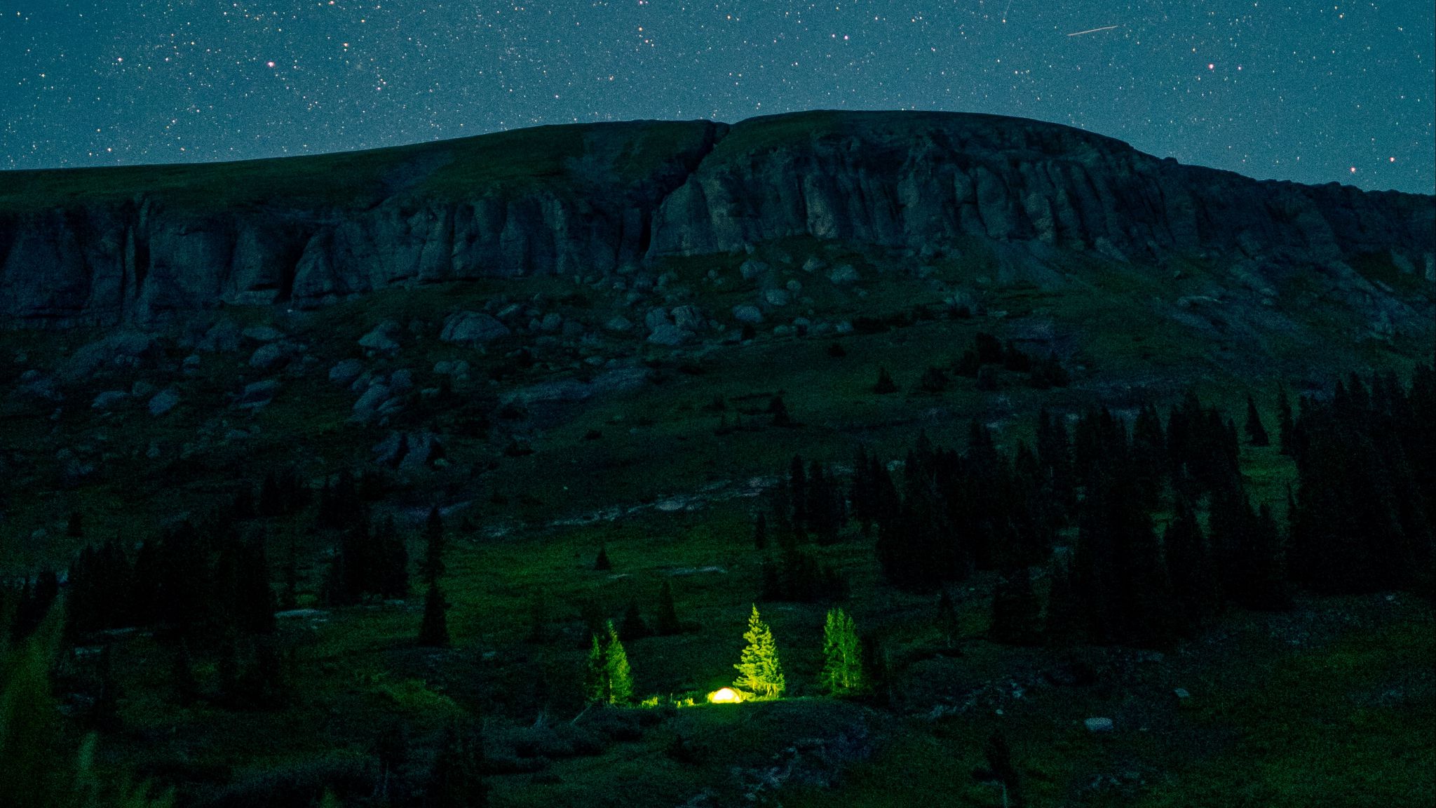 Download wallpaper 2048x1152 mountain, valley, night, glow, dark