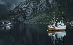 Preview wallpaper mountains, boats, water, fog