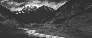 Preview wallpaper mountains, bw, snow, snowy, road