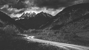 Preview wallpaper mountains, bw, snow, snowy, road