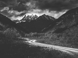 Preview wallpaper mountains, bw, snow, snowy, road