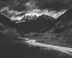 Preview wallpaper mountains, bw, snow, snowy, road