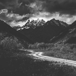 Preview wallpaper mountains, bw, snow, snowy, road