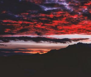 Preview wallpaper mountains, clouds, night, horizon, dark, fiery