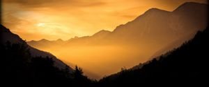 Preview wallpaper mountains, dawn, sun, beams, morning