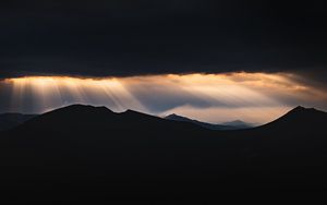 Preview wallpaper mountains, dusk, rays, light