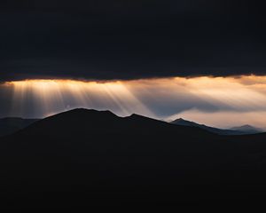 Preview wallpaper mountains, dusk, rays, light