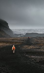 Preview wallpaper mountains, fog, road, tourists, landscape, iceland