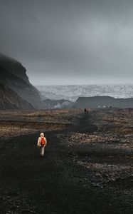 Preview wallpaper mountains, fog, road, tourists, landscape, iceland