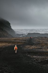 Preview wallpaper mountains, fog, road, tourists, landscape, iceland