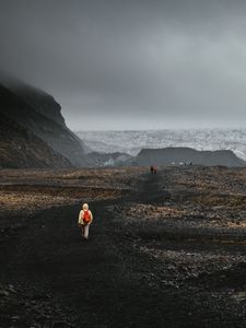 Preview wallpaper mountains, fog, road, tourists, landscape, iceland