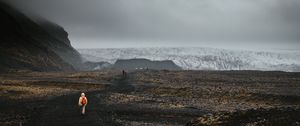 Preview wallpaper mountains, fog, road, tourists, landscape, iceland