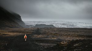 Preview wallpaper mountains, fog, road, tourists, landscape, iceland