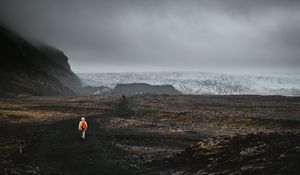 Preview wallpaper mountains, fog, road, tourists, landscape, iceland
