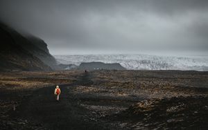 Preview wallpaper mountains, fog, road, tourists, landscape, iceland