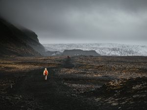 Preview wallpaper mountains, fog, road, tourists, landscape, iceland