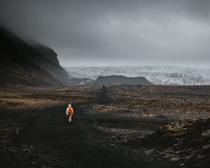 Preview wallpaper mountains, fog, road, tourists, landscape, iceland