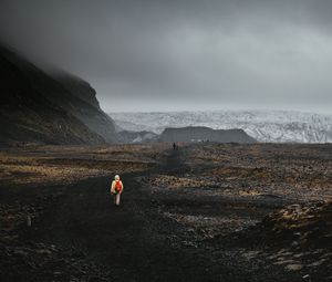 Preview wallpaper mountains, fog, road, tourists, landscape, iceland