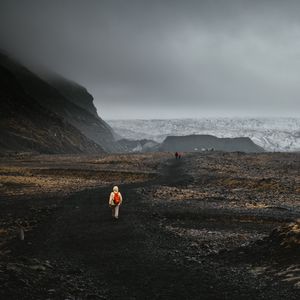 Preview wallpaper mountains, fog, road, tourists, landscape, iceland