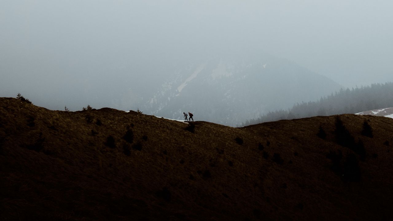 Wallpaper mountains, fog, silhouettes, couple, hike, nature