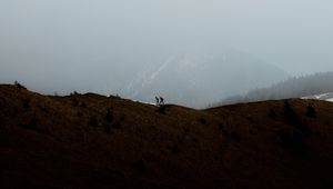 Preview wallpaper mountains, fog, silhouettes, couple, hike, nature