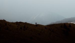 Preview wallpaper mountains, fog, silhouettes, couple, hike, nature