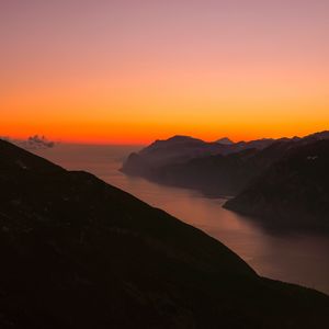 Preview wallpaper mountains, fog, sunset, lake, italy