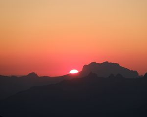 Preview wallpaper mountains, hills, silhouettes, sunset, sun, dark