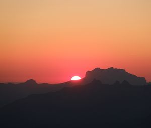 Preview wallpaper mountains, hills, silhouettes, sunset, sun, dark