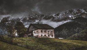 Preview wallpaper mountains, house, old, solitude, grass, fence, fog