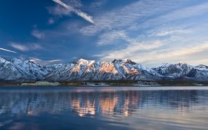 Preview wallpaper mountains, lake, clouds, light, sky, ripples, surface of the water, freshness, tops, ridge, strips, traces