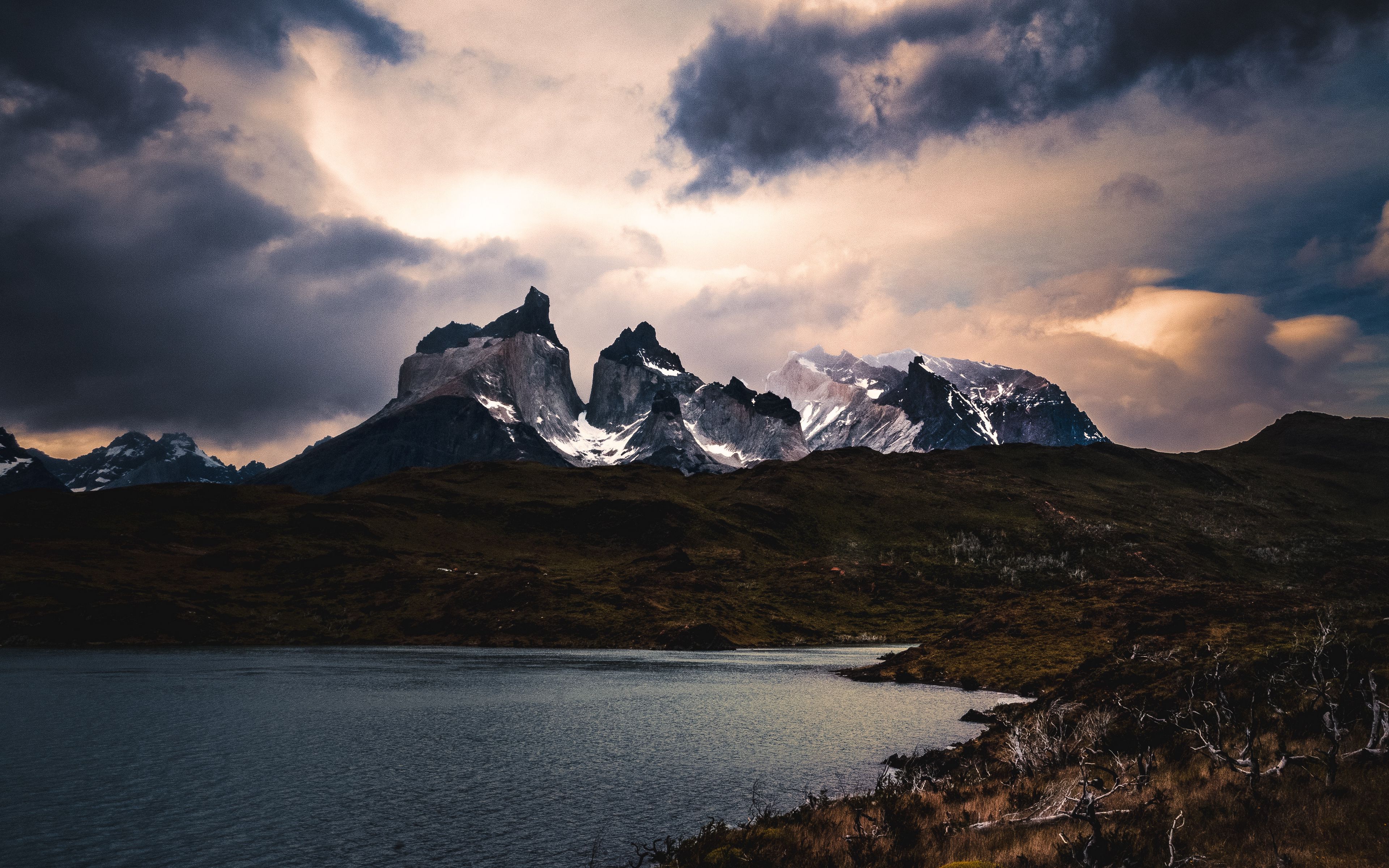 Download wallpaper 3840x2400 mountains, lake, grass, clouds, overcast