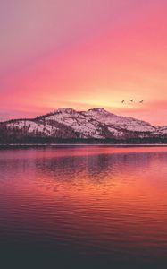 Preview wallpaper mountains, lake, sunset, horizon, birds